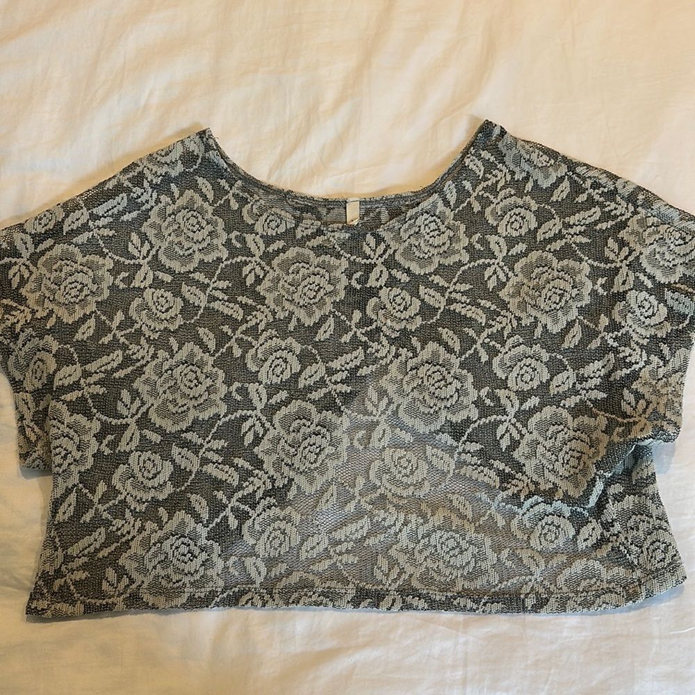 Lace short sleeve crop top